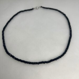 collar de espinelas negro