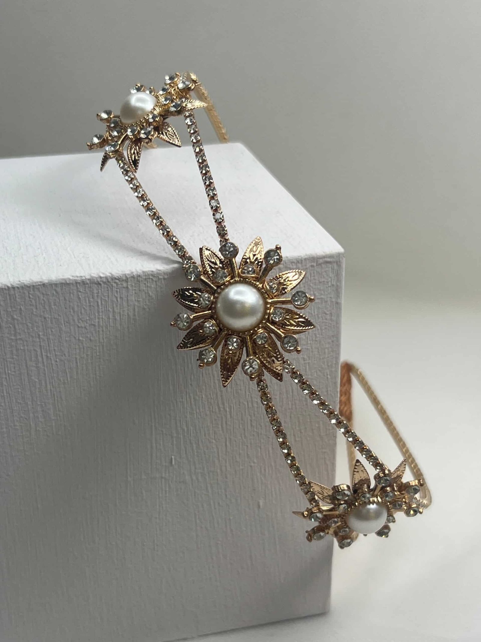 Tiara de metal y estras de color oro rosa
