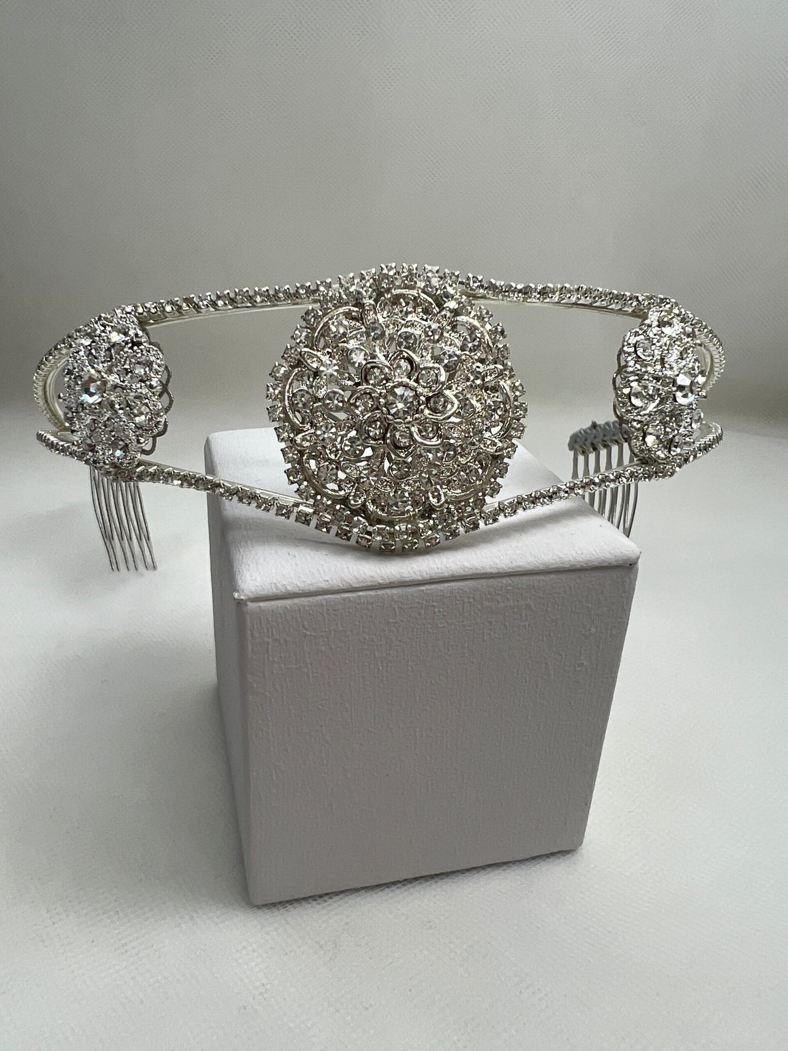 tiara doble de metal plateado de stras