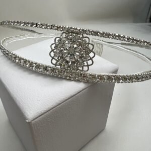 tiara de metal plateado y stras