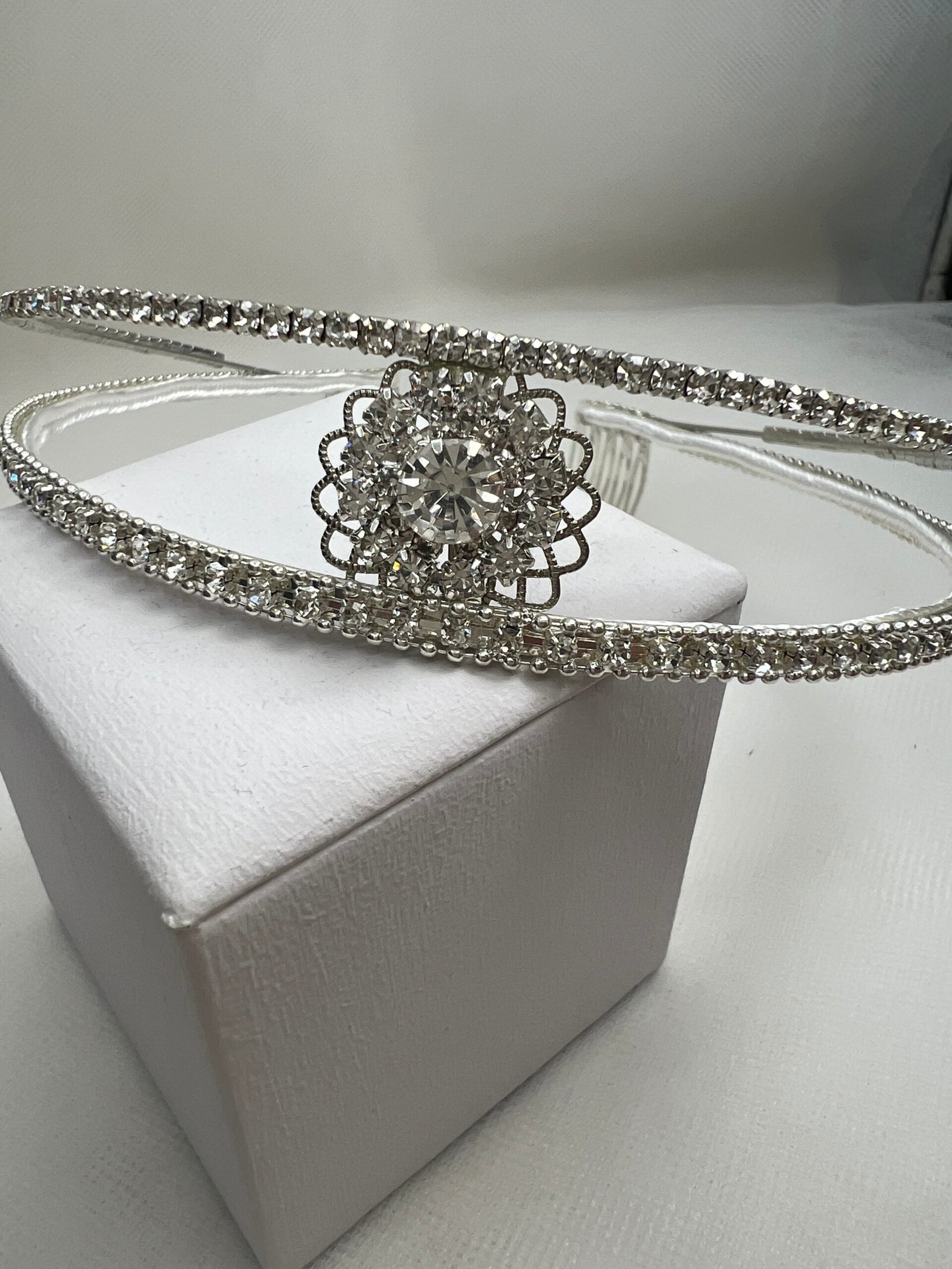 tiara de metal plateado y stras