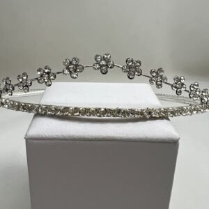 tiara de metal plateado y stras
