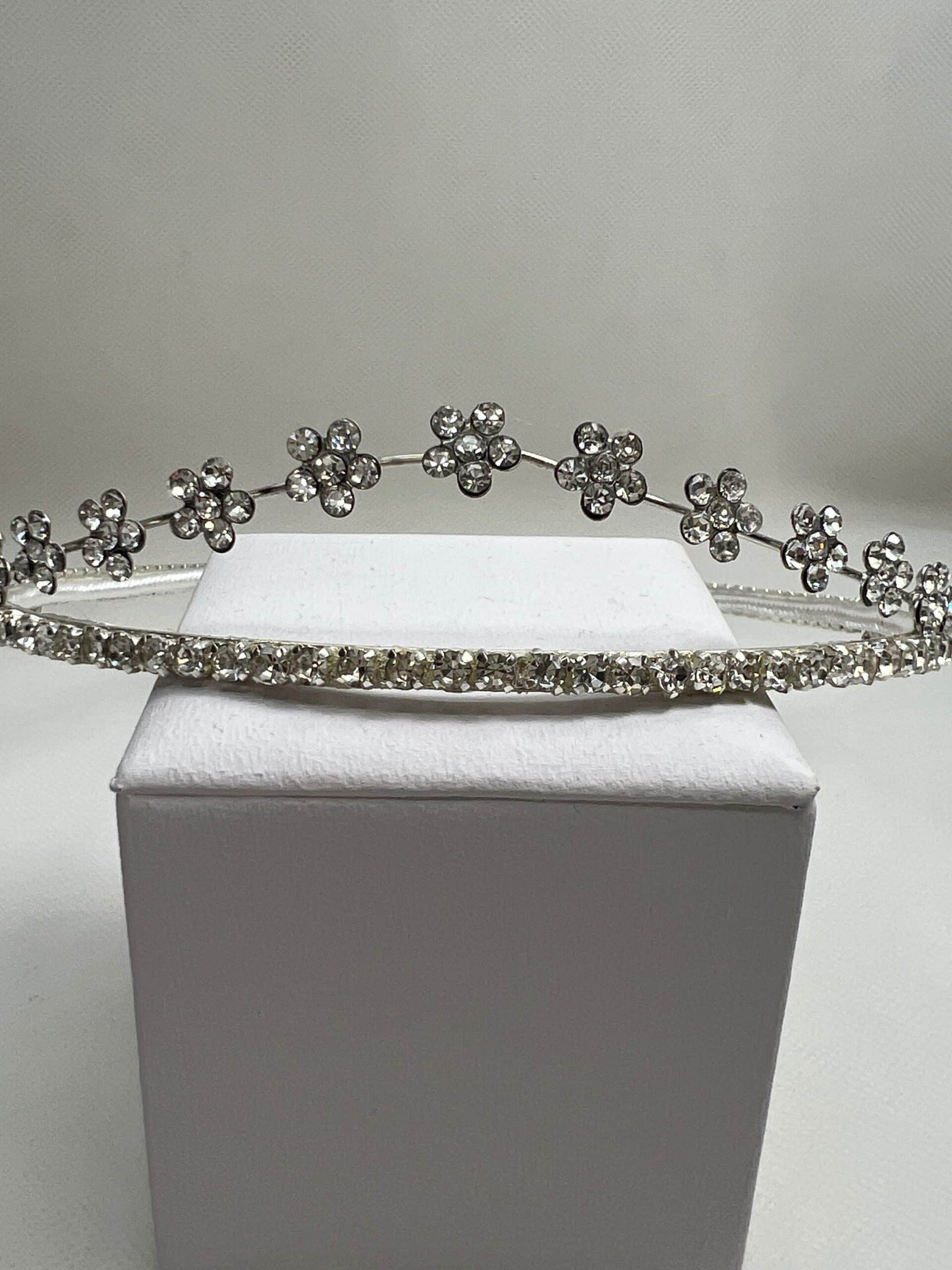 tiara de metal plateado y stras