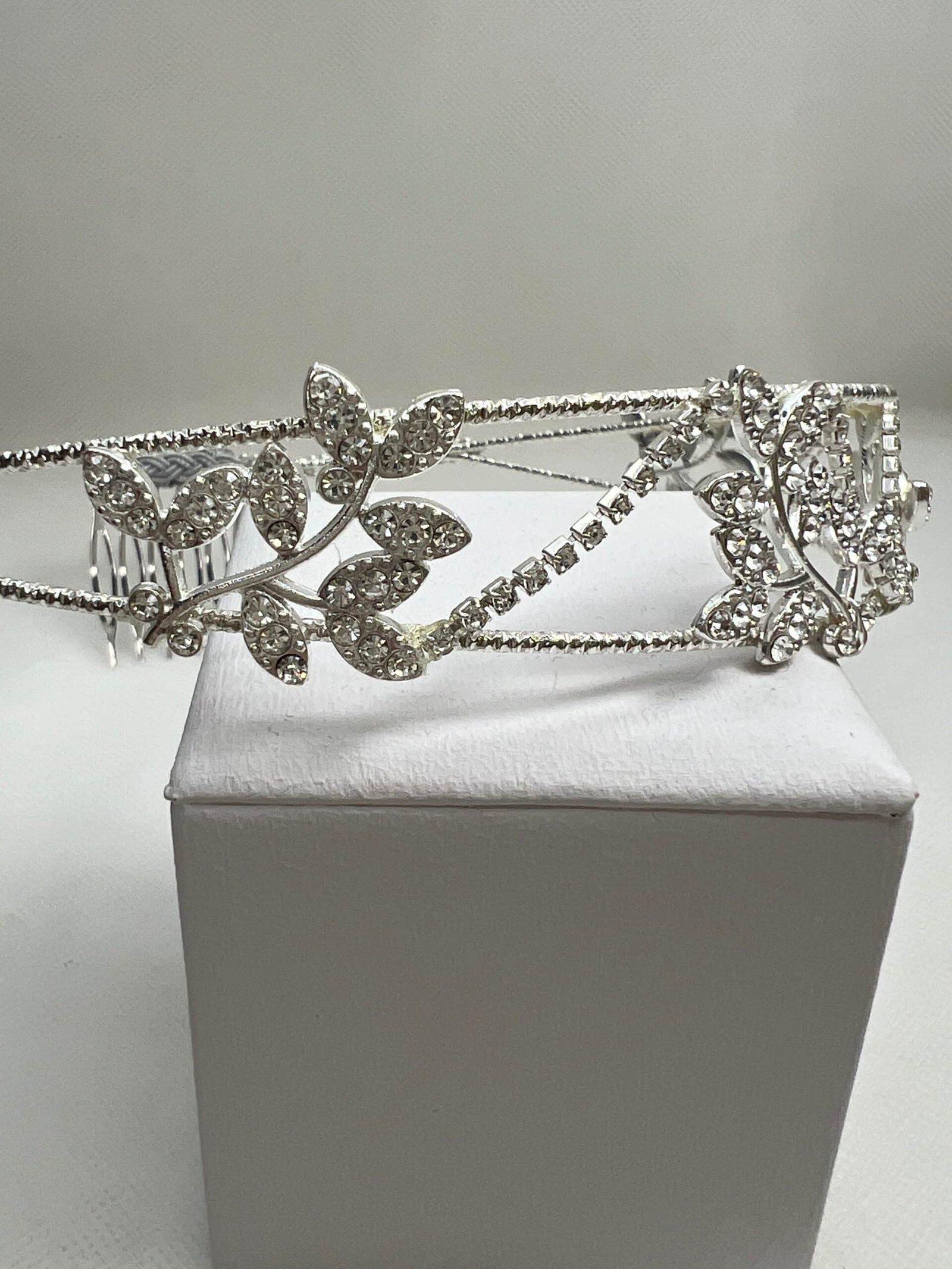 tiara doble de metal plateado y stras